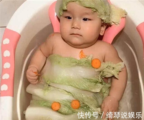 宝妈|宝妈出门办事,让宝爸给一岁宝宝洗澡,宝妈回家看到后笑哭了