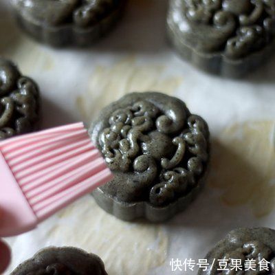 香辣黑芝麻月饼|香辣黑芝麻月饼，分享一个好用的月饼皮配方
