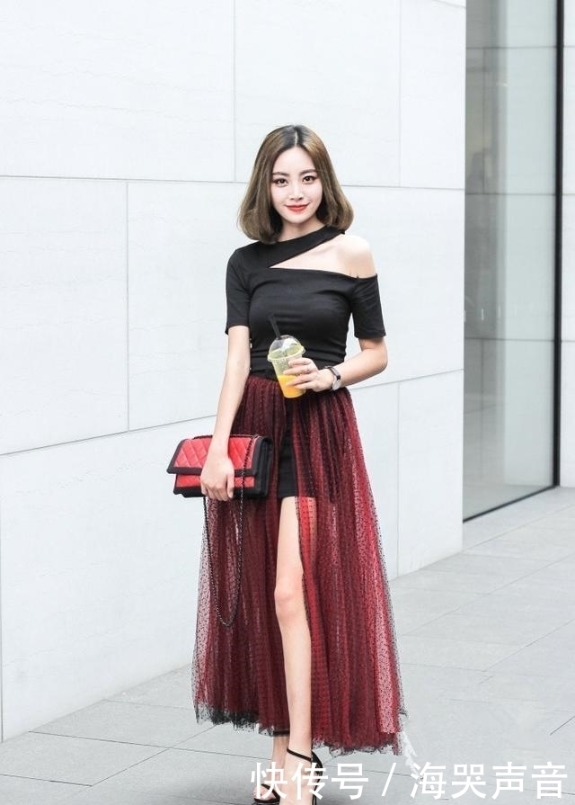 街拍:美女修长的大腿下踩着一双高筒的靴子,气质变得不一样