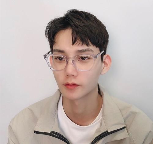 今夏男生发型别再乱剪了，理发师建议这3款，清爽阳光更显帅气！