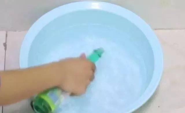 地才|拖了25年地才知道,只要水里滴一滴它,地板光洁透亮,一周不落灰