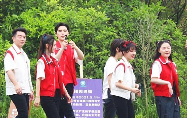 生图|谭松韵跟李沁《跑男9》同框，都是30岁，生图下的颜值把我看愣了