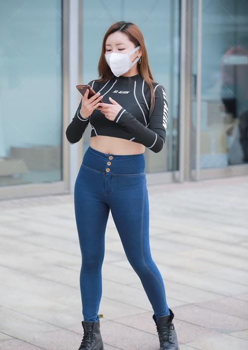 干练|健身装与牛仔裤的干练帅气，不同风格的单品也可以搭配起来