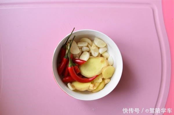 腌黄瓜还只加盐,那就错了!多加这一步,黄瓜嘎嘣脆,久放也不坏!