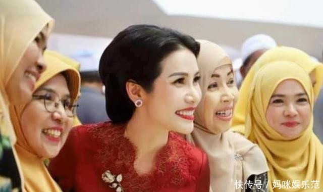 妮娜|诗妮娜亮相开发会,穿半高领看不见脖子,一身混搭身材细如闪电