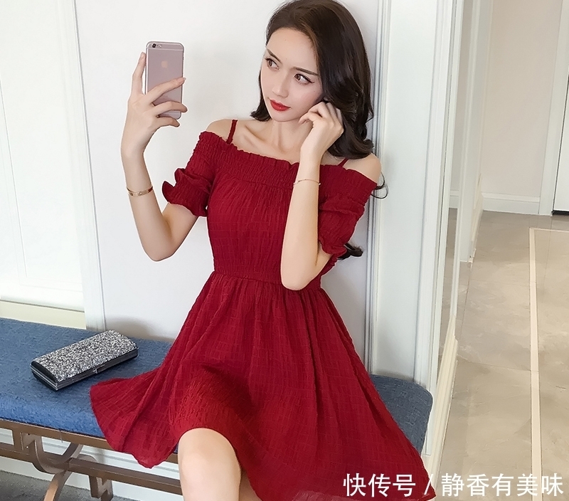 小姐姐穿|街拍:优雅的一字肩蕾丝拼接连衣裙,彰显小姐姐十足的名媛范!