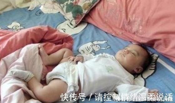 带娃|带娃睡觉总被“踢醒”,宝宝睡觉喜欢“来回滚”,原因让妈妈感动