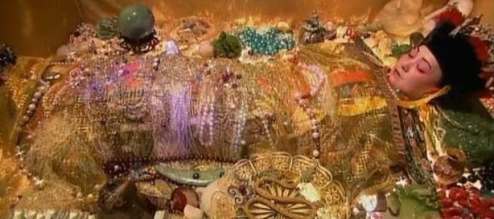 国宝|孙殿英盗慈禧墓，扒到1件贴身物，闻着臭烘烘扔了，如今是国宝