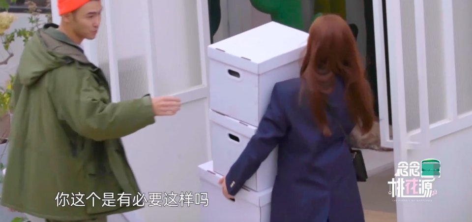 張天愛的“迷惑”行為！送男嘉賓搓澡巾，騎車掉鏈子把自己摔水坑