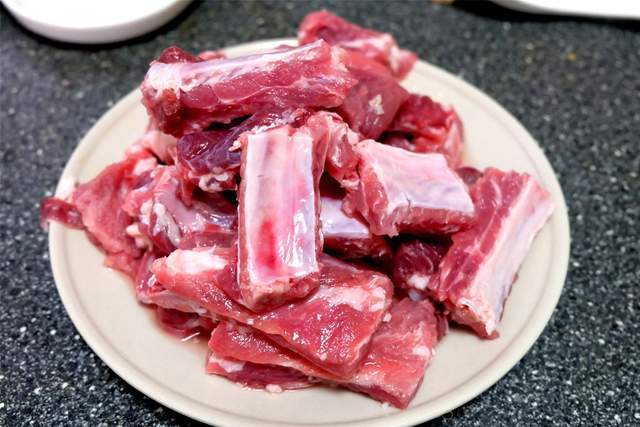 胡萝卜|地道农家菜土豆炖排骨,营养美味还实惠,排骨入口软烂满嘴留香