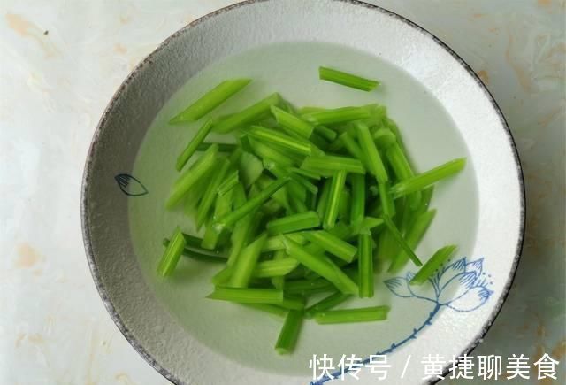 芹菜|炒芹菜，芹菜别直接下锅炒，多做这一步，颜色翠绿入味，肉丝香嫩