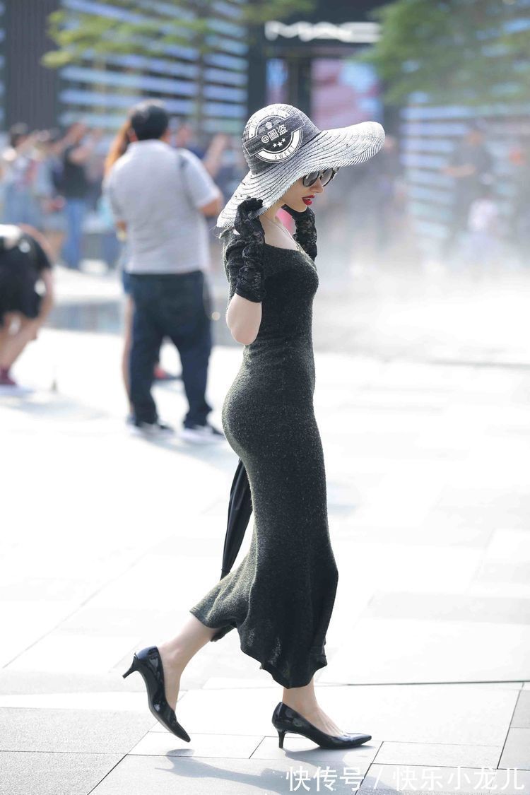 连衣裙 清新活泼的连衣裙装扮不乏气质感,散发高雅气质,精致美丽