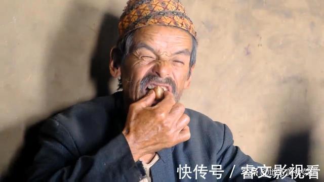 尼泊尔|尼泊尔山区村民杀猪，请全村人过来吃杀猪菜，贫困母亲也过来买肉