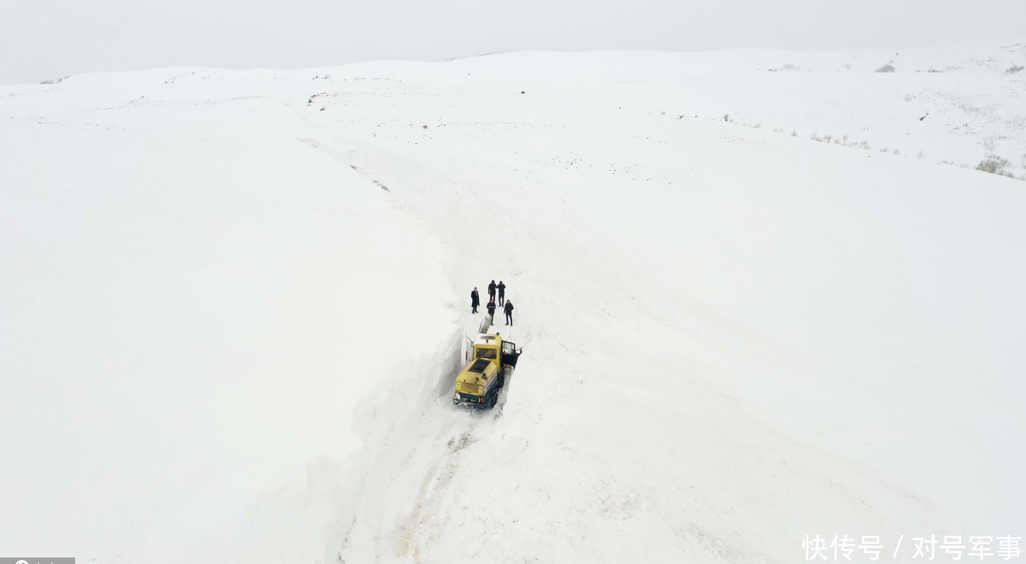 照片|土耳其穆什积雪深厚 航拍扫雪车清理道路