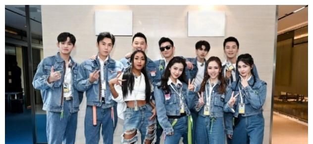 157cm的鄧紫棋才是“尺子”，跟168cm的baby站在一起，誰撒謊了？