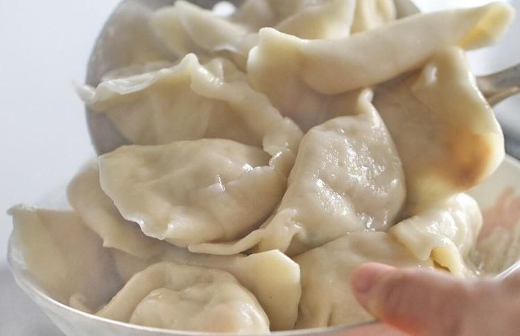 煮饺子,到底要不要盖锅盖很多人做错,难怪饺子老破皮