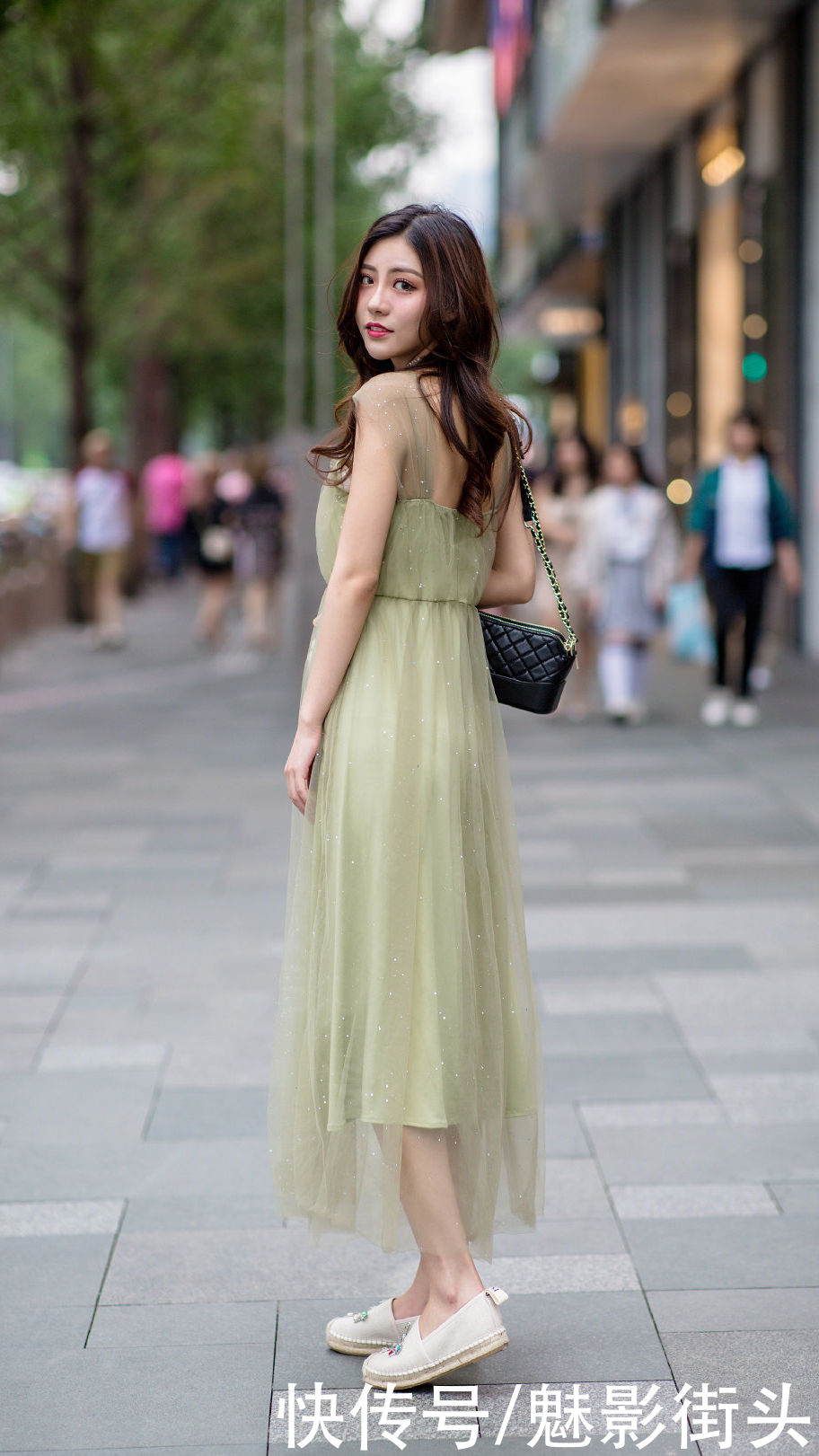 要想生活过得去，就要添加一点绿，这些美女的绿色搭配潮范十足