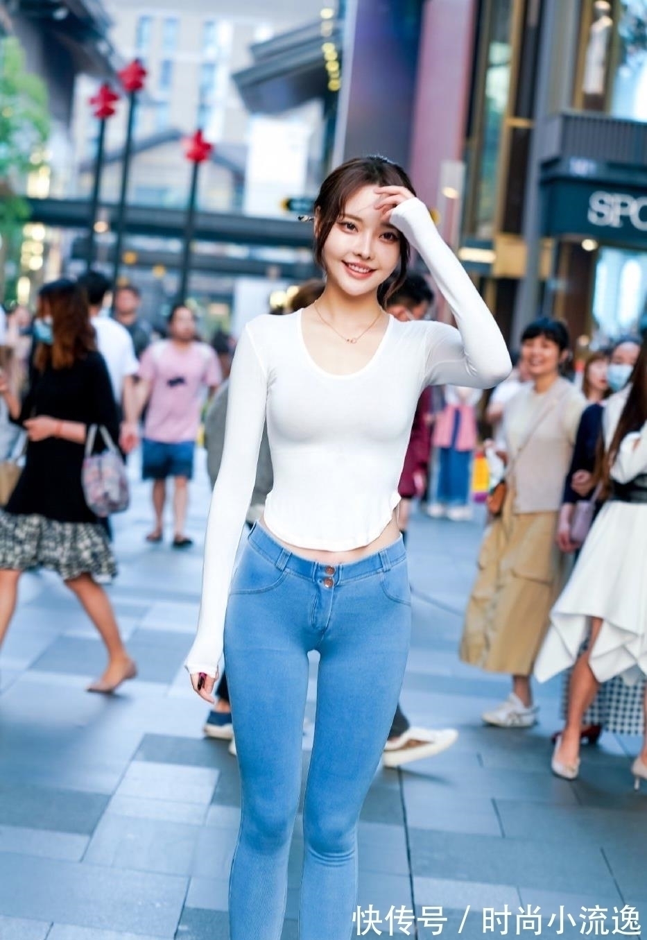 tips 如何用牛仔裤展示身材?弹力牛仔裤+高跟短靴,不仅显身材还很潮