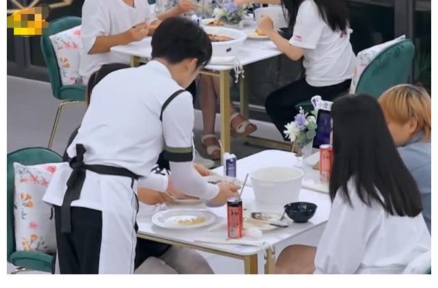 后厨|五个嘉宾都不会做菜,客人吃到生米线,难怪《中餐厅5》评分暴跌