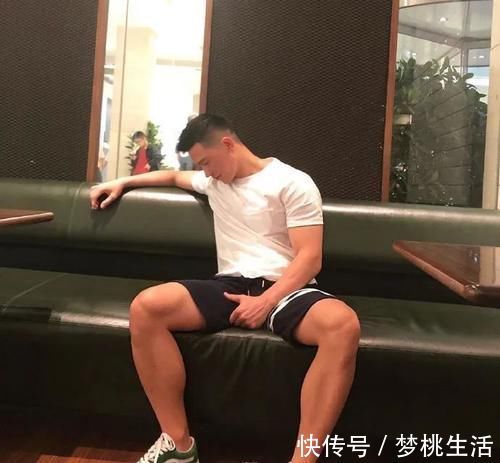 身材|肥胖少年逆袭成肌肉型男，胸肌饱满挺拔，一身腱子肉宛如雕刻