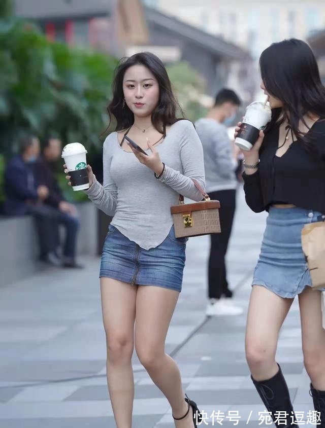 高跟鞋 时尚长袖衫+牛仔短裙,配上高跟鞋,这样穿搭,清爽美丽又时尚