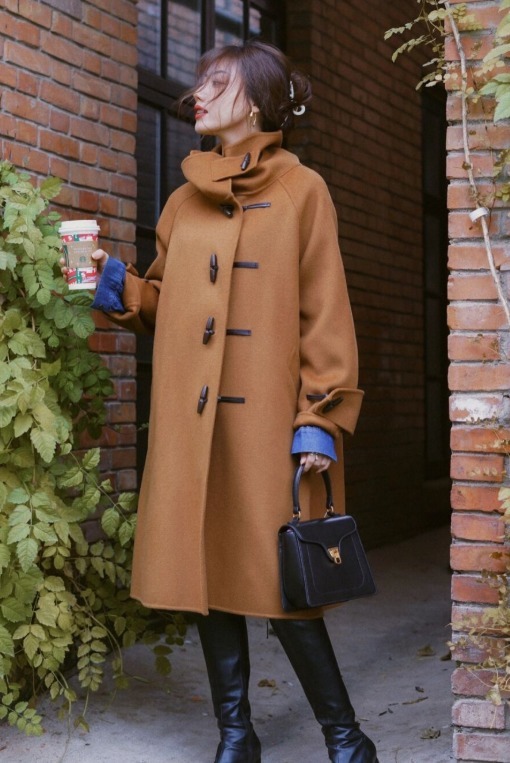 牛角扣|棕色大衣穿腻了?建议尝试叠穿法则,让你美得不一样,高级又洋气