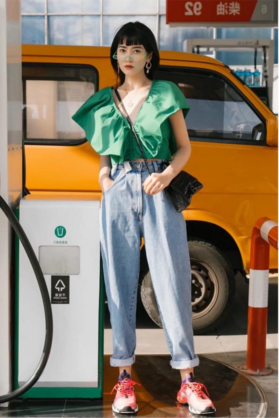 路人街拍,简洁的瑜伽裤搭配清爽的短袖,美丽又大气