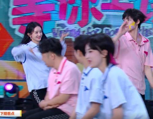 颜料|谢娜回归《快本》超热闹，丁程鑫戳赵丽颖脸蛋，手部细节暴露人品