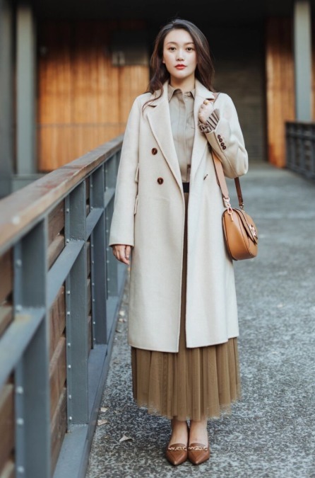 酒红色|大衣穿不出气场?原因不是身高而是搭配,看完这几套搭配你就明白