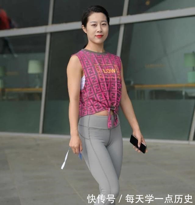 装扮 青春朝气的打底裤装扮更显别样的韵味,显得性感动人,热情洋溢!