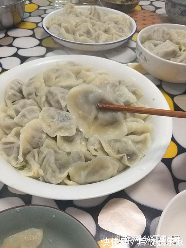 婆婆包的饺子,鲜,软,多汁,咬一口饺子馅汁顺嘴流!