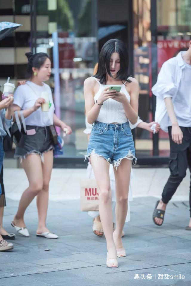 小姐姐 穿着一双优雅的尖头高跟鞋,清新的色调,走路的姿态也显得更迷人