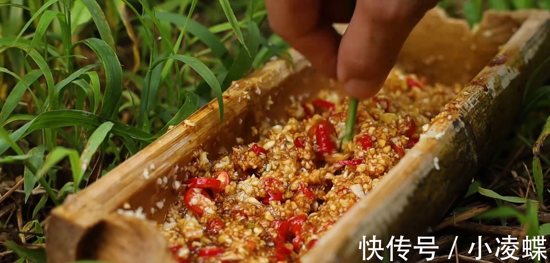 带子|新鲜的带子加入秘制的蒜蓉辣酱,烤得流出汁来,太香了!