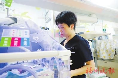 危重|章丽燕：宝宝冲我笑 再辛苦也值