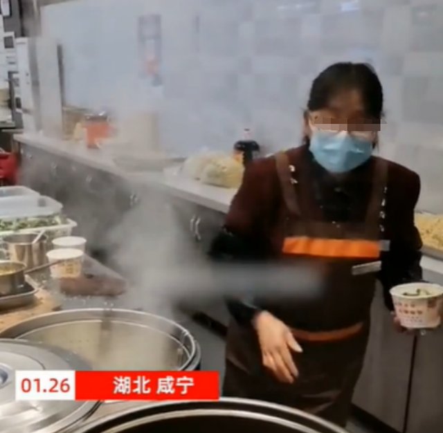 湖北一服务区买面加汤多收5元，服务员怒怼男子：汤不要钱？