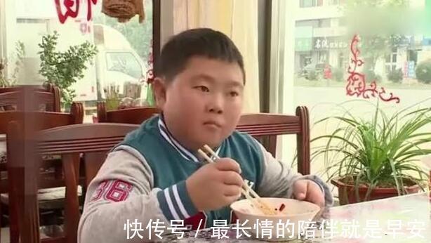 犯错|孙子生气打翻面条,奶奶却不让服务员收拾,之后的话让人肃然起敬