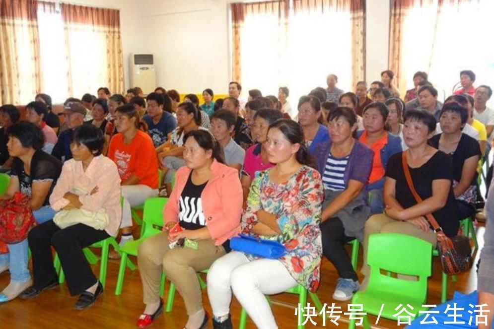 90后|90后辣妈给儿子开家长会,却因穿着惹争议,孩子尴尬抬不起头