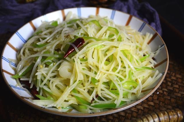 炒尖椒土豆丝，记住“2不放2窍门”，好吃入味、脆爽不粘锅