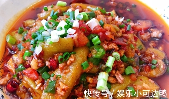 烧茄子|烧茄子时，最忌直接放油开始炒！大厨教你一招，茄子不发黑不吸油