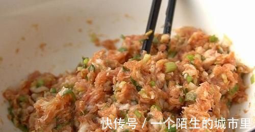 好吃|4个土豆1斤肉,教你最好吃的做法,酸甜开胃香而不腻,太好吃了