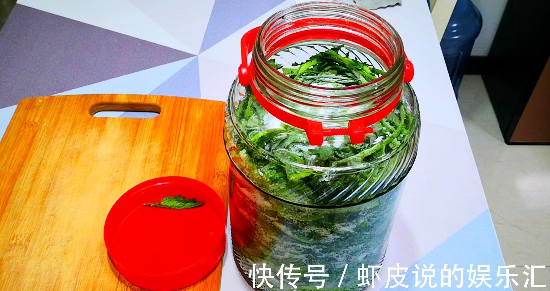 腌雪里蕻时，最忌直接加盐腌，用这个方法腌，味道香，特入味