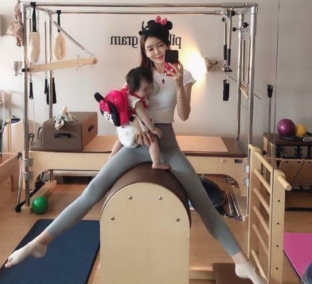 自拍|90后辣妈因拍自拍而意外走红,“马甲线”清晰可见,身材非常好