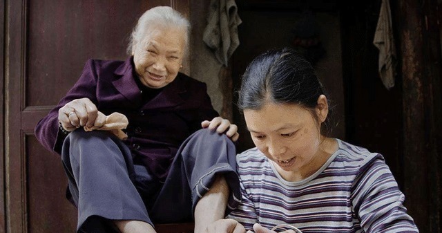 妈妈|有妈的孩子像块宝,92岁妈妈摘菜包饺子,72岁女儿看电视等吃