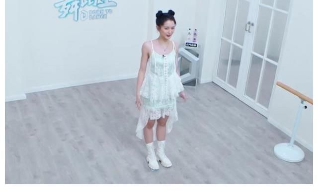 選手|《舞蹈生》首播，三位女導(dǎo)師驚艷全場(chǎng)，選手出現(xiàn)失誤遭導(dǎo)師質(zhì)疑