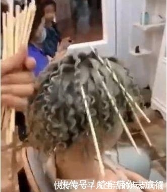 蜕变 女子用无数根一次性筷子烫头,看到最终的发型:见证女神蜕变