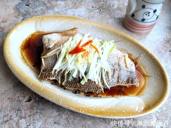 省事|鱼刺卡在喉咙里别再喝醋,教你一招,让鱼刺自己跑出来,省事