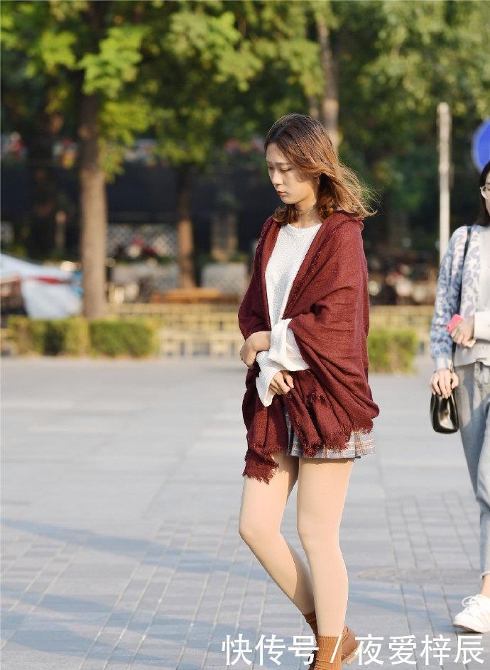 街拍小姐姐裸色的打底裤搭配一双橙色皮鞋，橙色短袜，非常漂亮