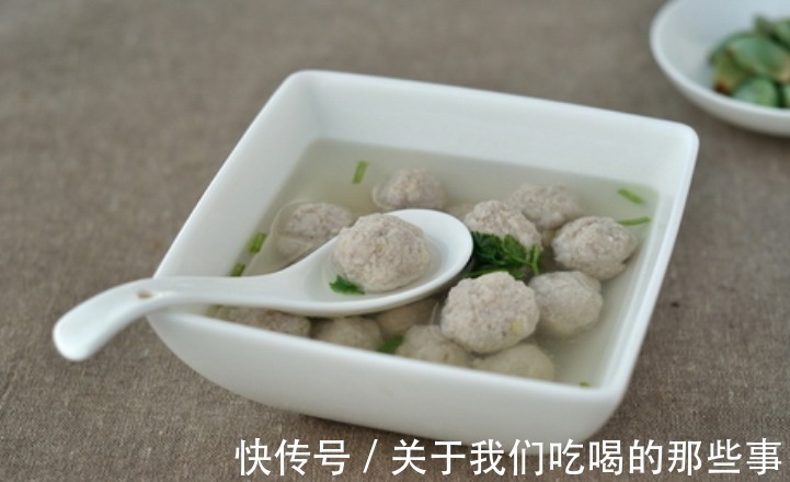 鲁菜大厨教你做汆丸子，学会3招，个个Q弹嫩滑，肉香多汁，真解馋