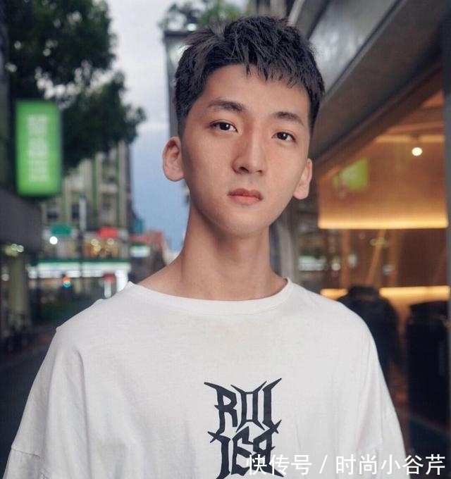 头发|男生“油头”发型过时了,如今流行这4款帅气发型,剪完提升颜值