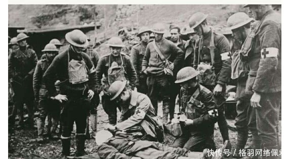 次世界大战|一战时期残忍老照片，士兵眼睛被毒气伤害，图6用骆驼运伤员